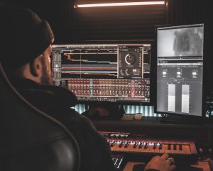Persona utilizando un DAW, que son los programas para crear beats