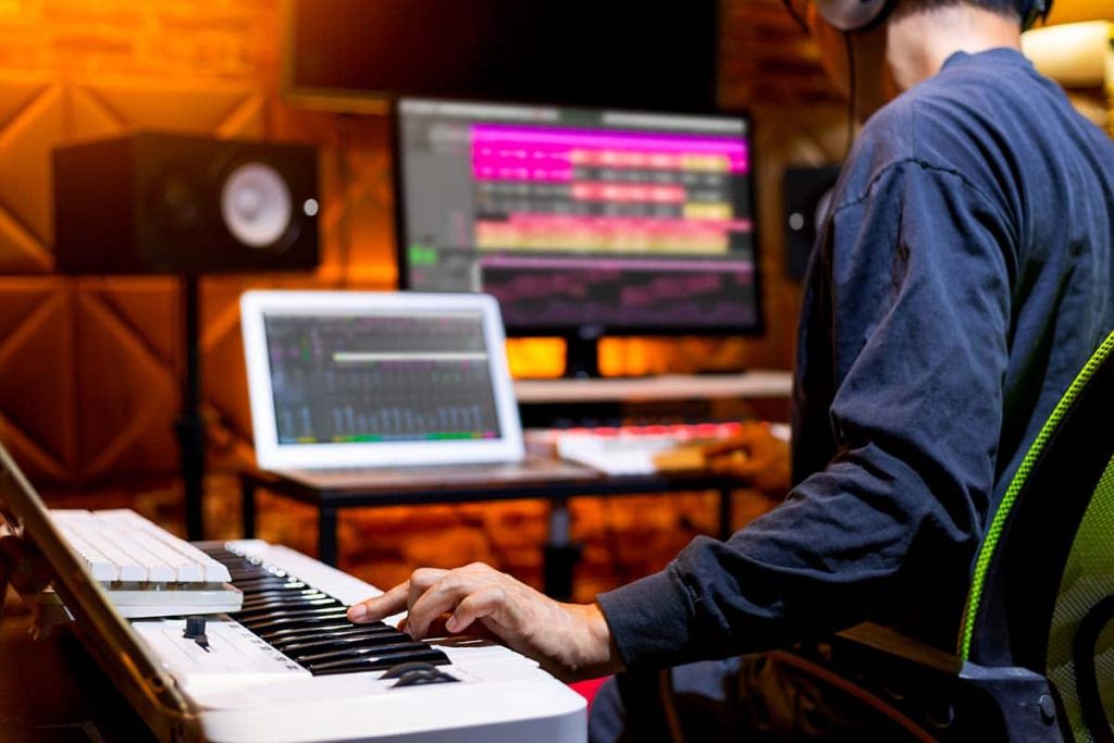 productor de Republic Network haciendo audio branding